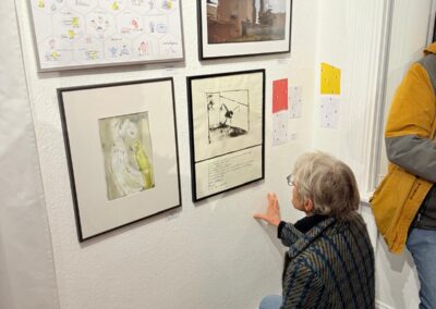 Ausstellungsbesucherin betrachtet das Werk von Julia Boyne